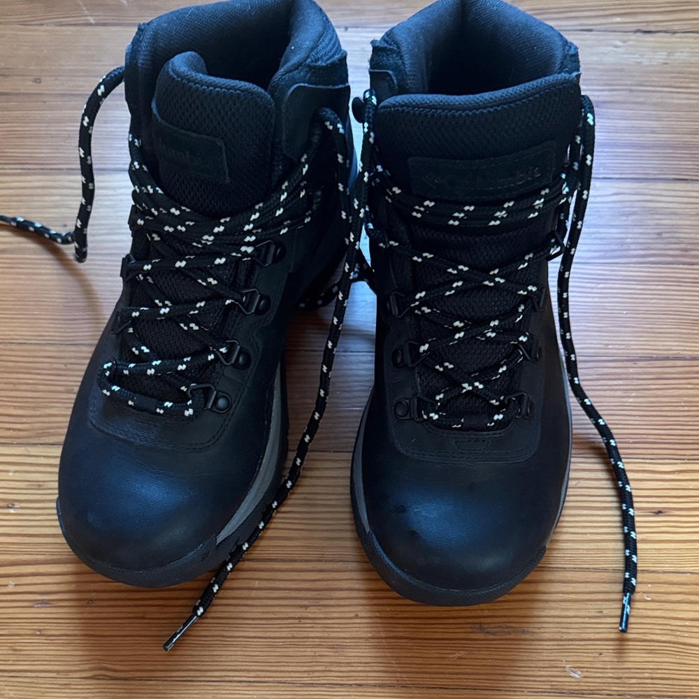 Columbia Black Hiking Boots with Patterned Laces